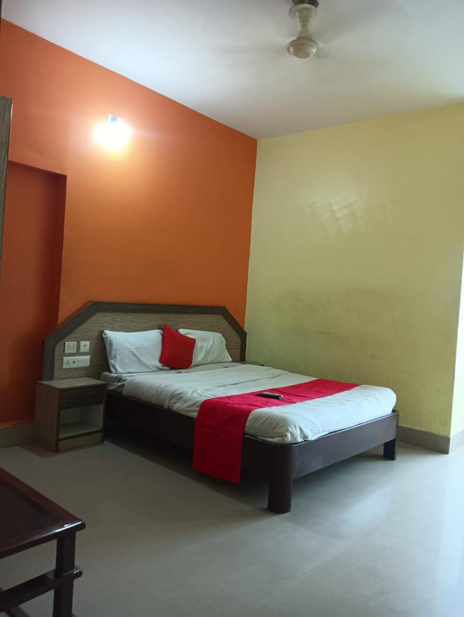 Hotel D2 Holiday Inn -Near Niladri Sea Beach - Puri - Official Verified Exterior foto